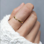 Bague initiales portée à la main