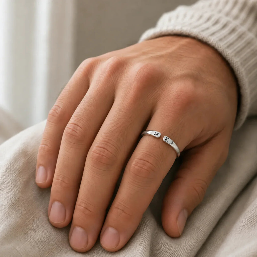 Bague initiales argentée portée à la main