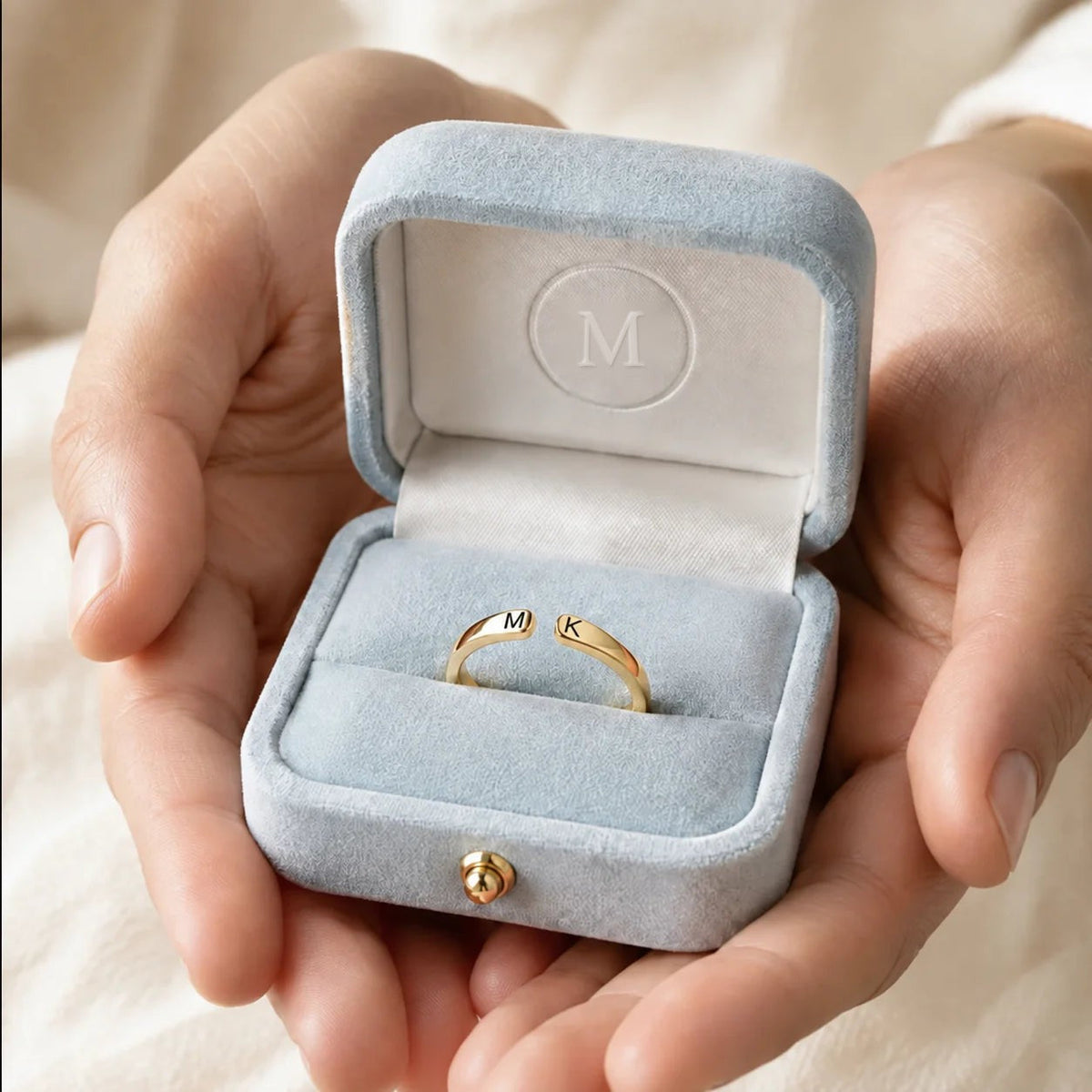 Bague initiales dans son écrin en velours